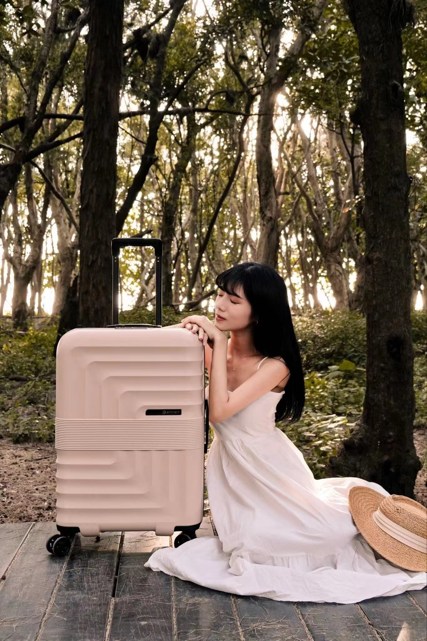 ESSENTIAL ITEMS TO PACK FOR YOUR WEDDING DAY