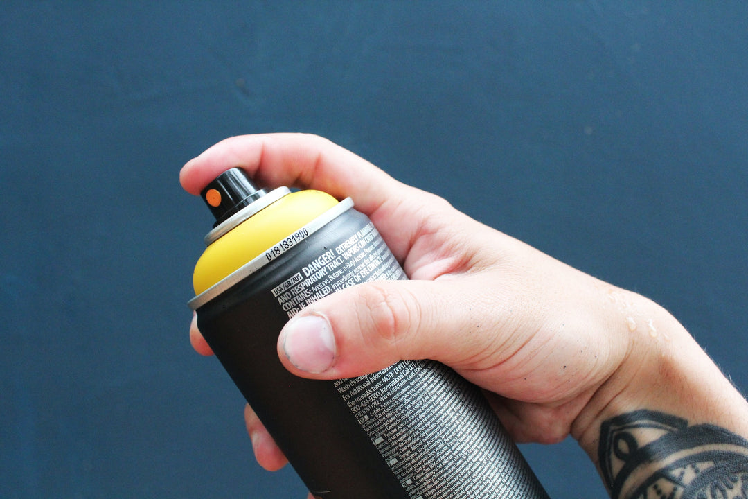 Mag een spuitbus deodorant mee in het vliegtuig? – Eminent Luggage